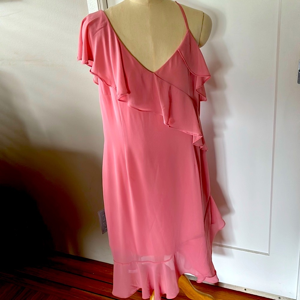 👗LE CHATEAU Pink Ruffle strap dress. Size XL.